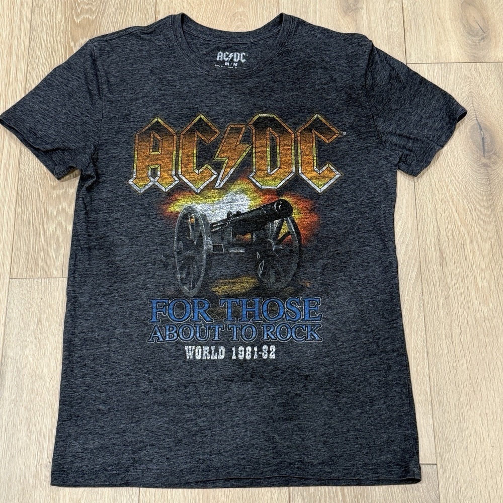 ACDC For Those About To Rock Tour 81' - '82 T-Shirt Women's‎ Medium 2017